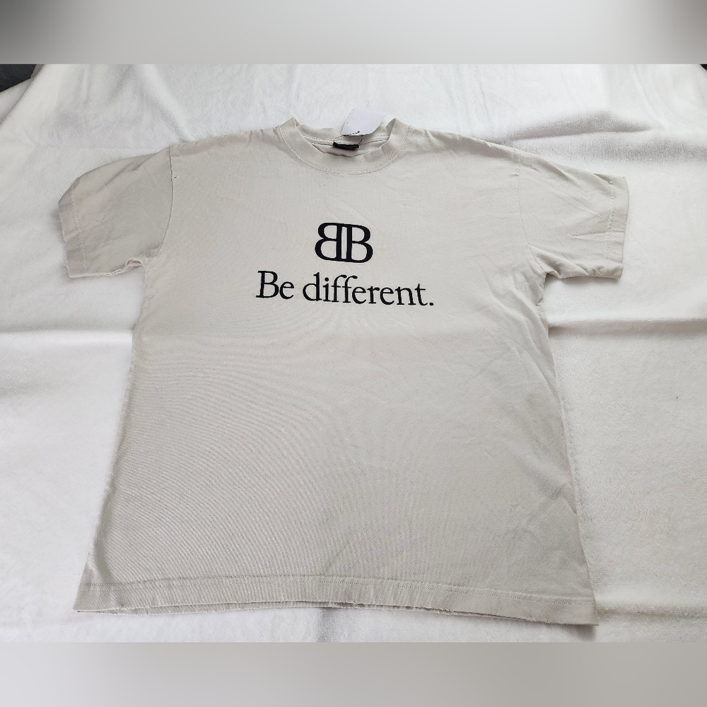 Balenciaga BB Different. Tshirt